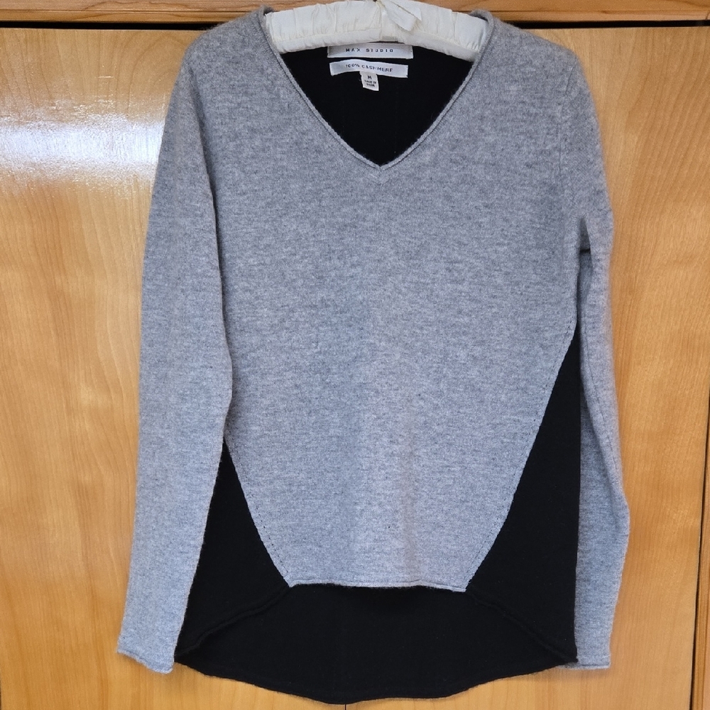 Max Studio Two-Tone V-Neck Sweater Size Medium